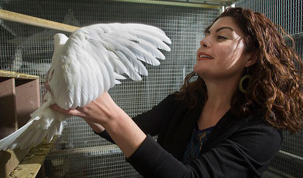 Rebecca Calisi with a bird in a lab