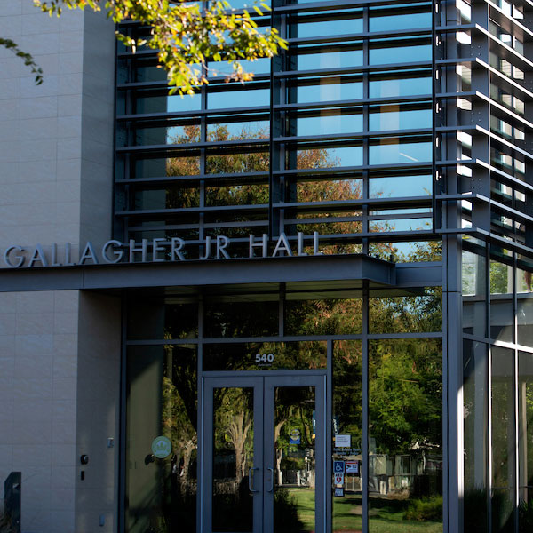The front entrance to Gallagher Hall at the UC Davis Graduate School of Management