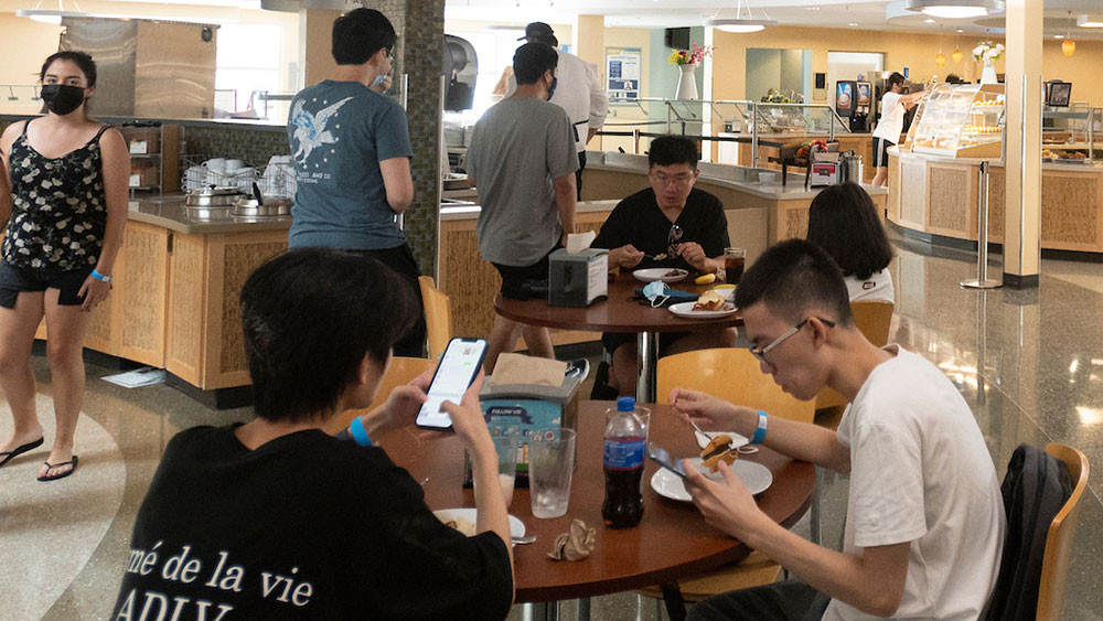 Students eating at a table at Cuarto Dining Commons 