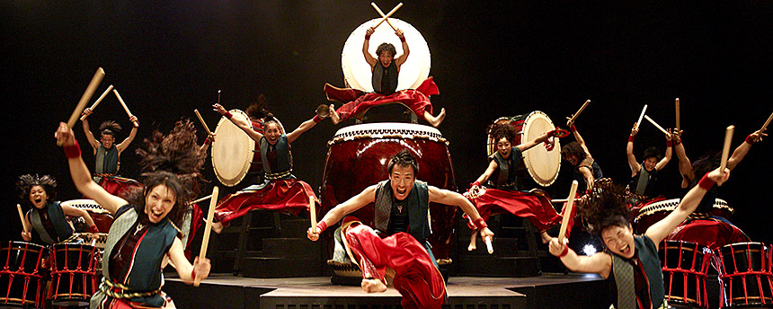 A wild performance of Japanese taiko drummers
