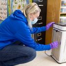 Jessica Schreuder tests an air filter